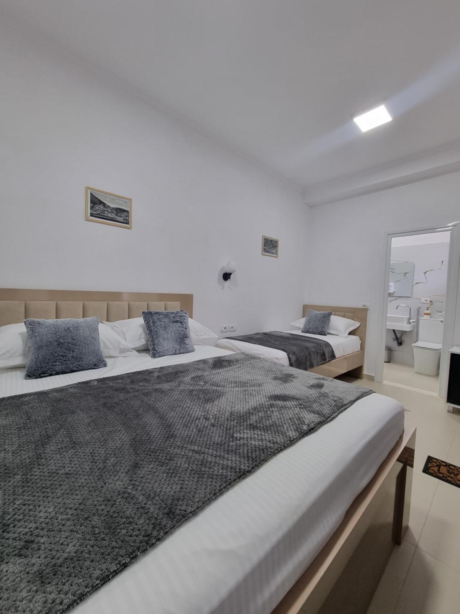 Guest House Mario Berat Exterior photo